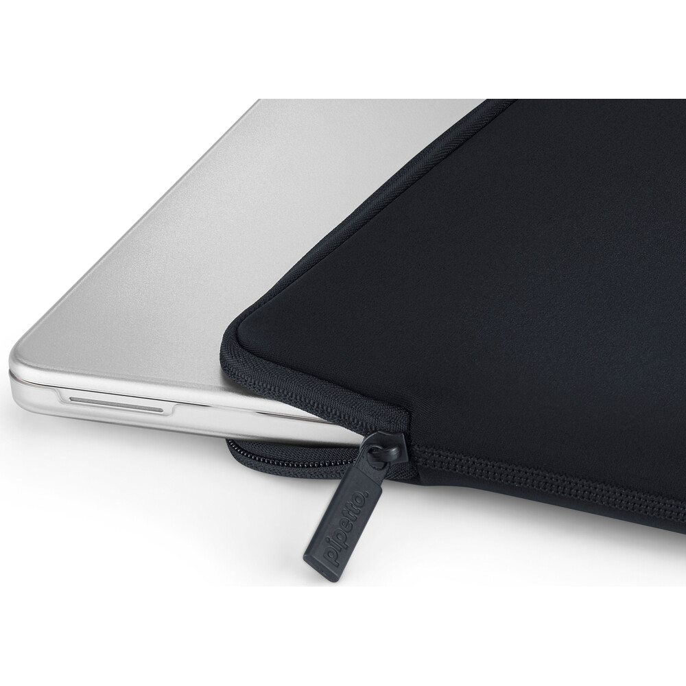 Pipetto-Classic-Fit-Sleeve-pouzdro-pro-MacBook-Neo-13-cerne