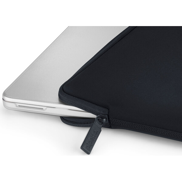 Pipetto-Classic-Fit-Sleeve-pouzdro-pro-MacBook-Neo-13-cerne