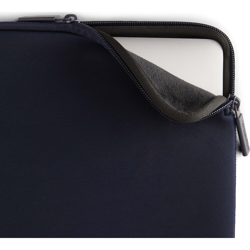 Pipetto-Classic-Fit-Sleeve-pouzdro-pro-MacBook-Neo-13-tmave-modre