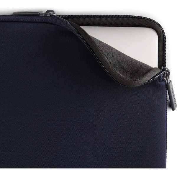 Pipetto-Classic-Fit-Sleeve-pouzdro-pro-MacBook-Neo-13-tmave-modre