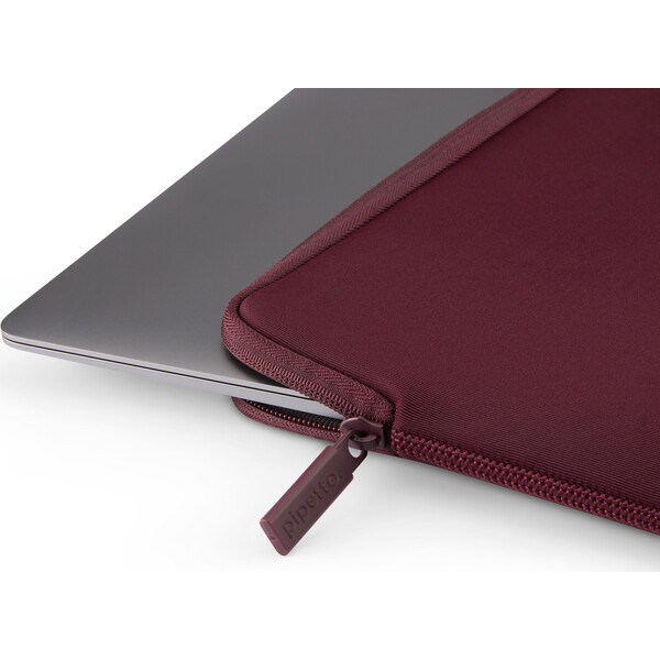 Pipetto-Classic-Fit-Sleeve-pouzdro-pro-MacBook-Neo-13-burgundy