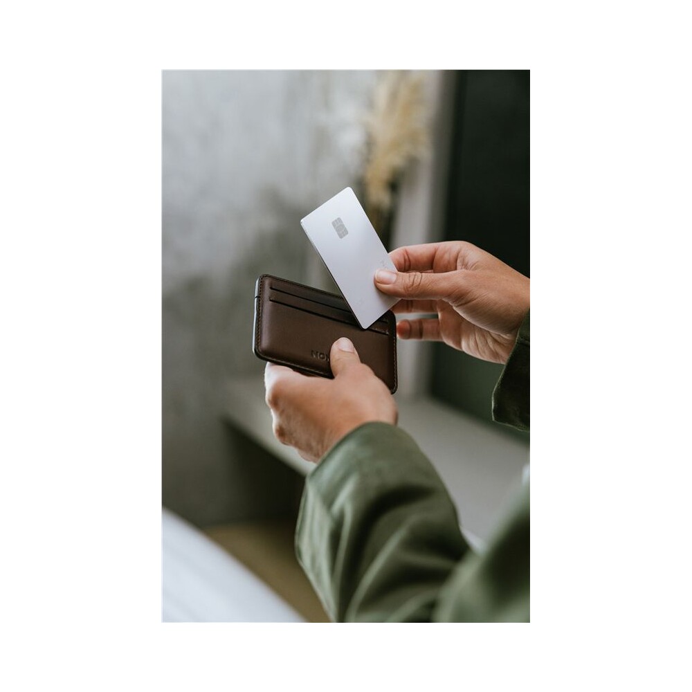 Nomad-Tracking-Card-Pro-lokator-s-Apple-Find-My-a-MagSafe-bily