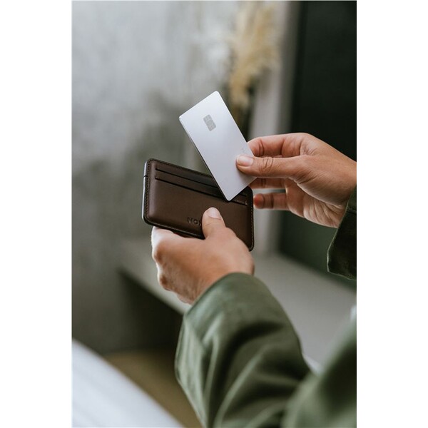 Nomad-Tracking-Card-Pro-lokator-s-Apple-Find-My-a-MagSafe-bily