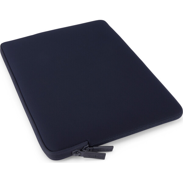 Pipetto-Classic-Fit-Sleeve-pouzdro-pro-MacBook-Neo-13-tmave-modre