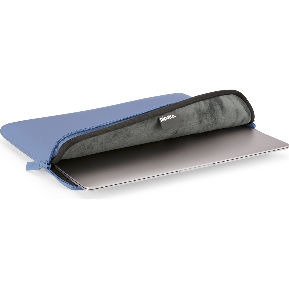 Pipetto-Classic-Fit-Sleeve-pouzdro-pro-MacBook-Neo-13-fialove
