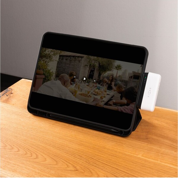 FIXED-Zen-5-Plug-in-powerbanka-PD-20W-5000-mAh-bila