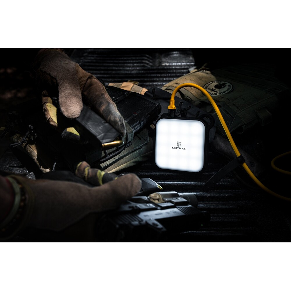 Tactical-Badass-powerbanka-se-svitilnou-10050-mAh-zluta