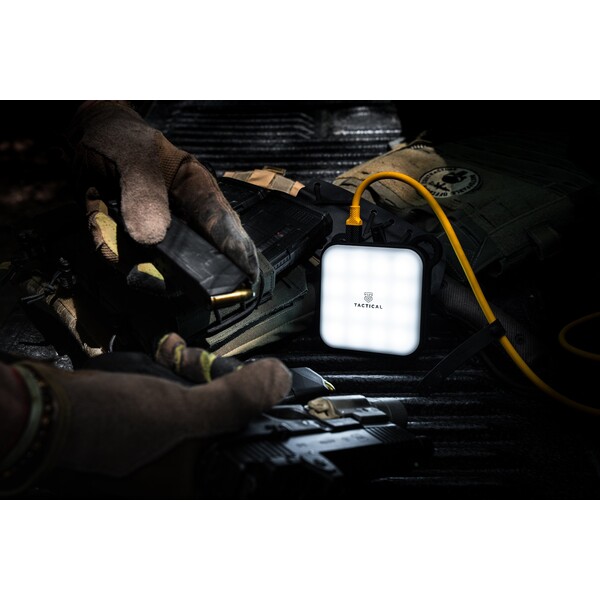 Tactical-Badass-powerbanka-se-svitilnou-10050-mAh-zluta