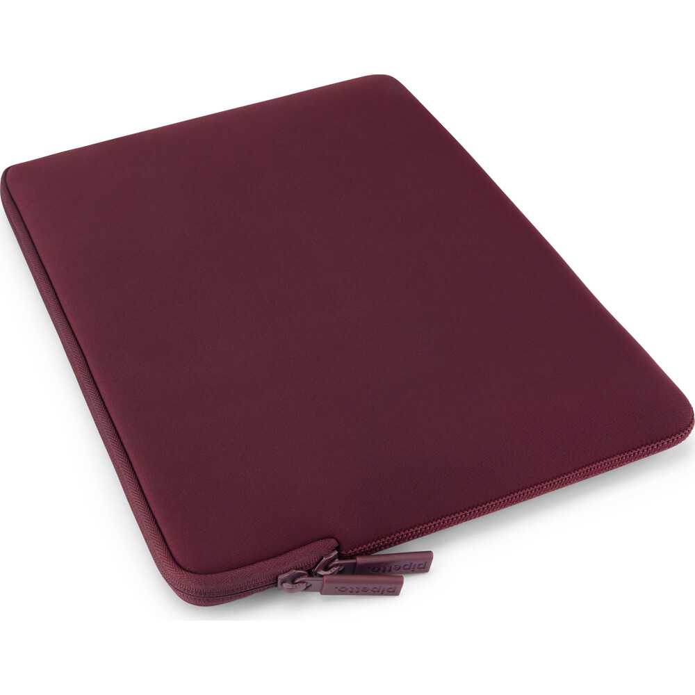 Pipetto-Classic-Fit-Sleeve-pouzdro-pro-MacBook-Neo-13-burgundy